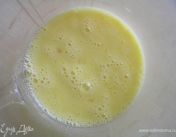 Яйца немного взбить.