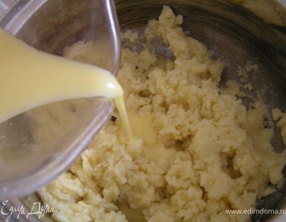 Тесто взбивать на средней скорости и постепенно добавлять яичную смесь.