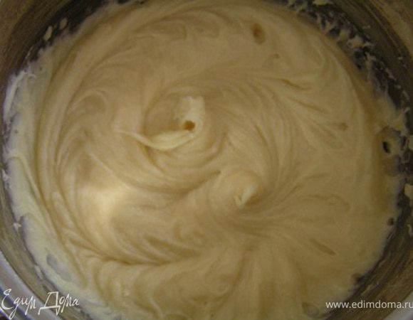 Продолжать взбивать, пока тесто не станет густым и глянцевым. 