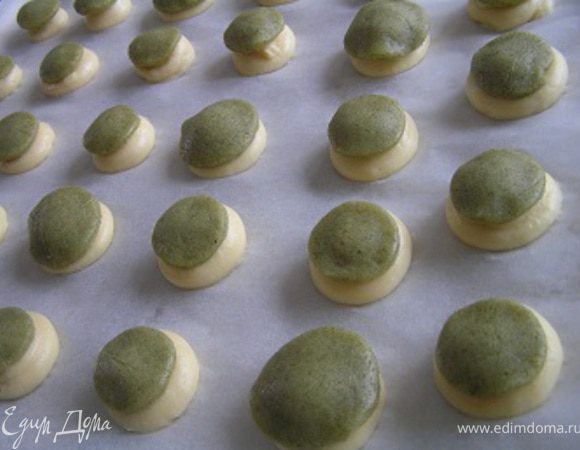 Каждую заготовку накрыть песочным тестом.