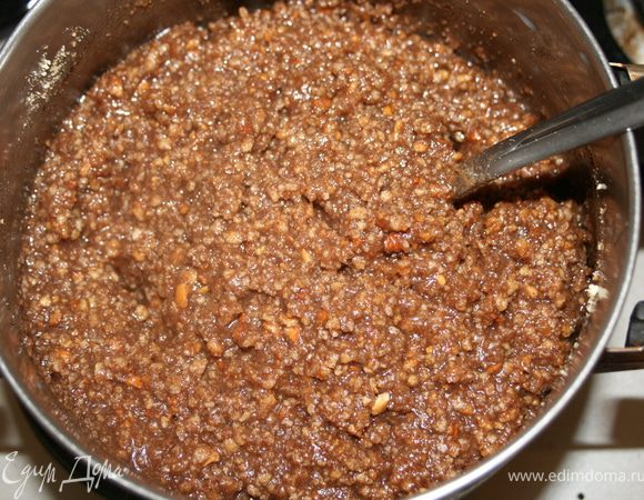 Приготовить массу для пирожного картошка. Сахар растворить в горячем молоке и довести до кипения. Добавить сливочное масло (можно заменить маргарином), затем какао. В самом конце сухари. Массу перемешать. 