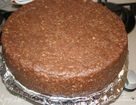 Выровнять картофельной массой торт 