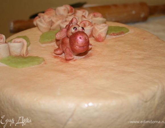 Украсить торт. Дракончика делала из марципана по МК Natalia (B&O) http://www.edimdoma.ru/recipes/34370