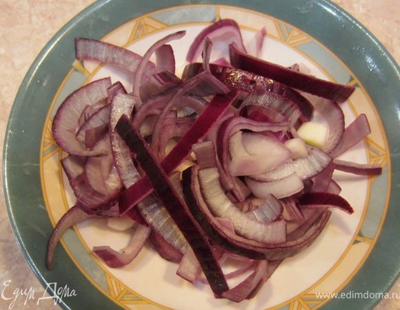 Вам необходимо замариновать лук. Для этого порежьте полукольцами лук, слегка отожмите его, если он сильно острый, и залейте ложкой уксуса. Оставьте мариноваться около получаса.