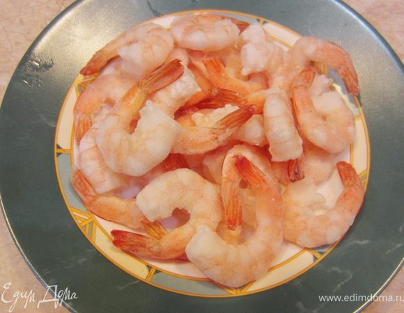 Разморозьте креветки. Я размораживал в микроволновке в специальном режиме. Хорошенько промокните креветки, чтобы они стали сухими. Посолите креветки со всех сторон.