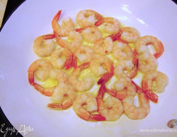 Разогрейте в сковороде на среднем огне две столовые ложки оливковое масло. положите креветки и обжаривайте несколько минут - около трех. Если у вас были сырые креветки - минут шесть - по три минуты на каждой стороне.