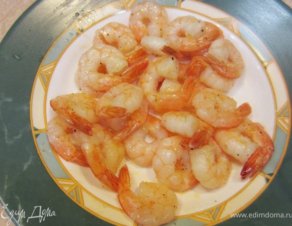 Выложите креветки. Если вы их попробуете, они должны быть очень сочными и нежными.