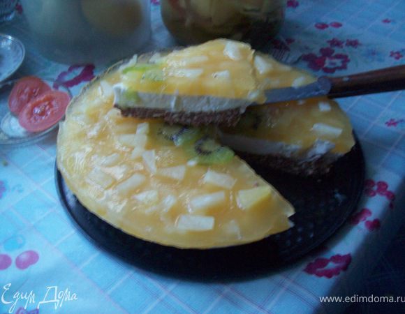 Желатин залить 100 мл холодной кипяченой воды, оставить на 1 час.
Печенье  измельчить в блендере.
Масло растопить.
В печенье добавить масло, перемешать. Должна получиться сыпучая масса.
Печенье с маслом выложить в форму , хорошо утрамбовать, поставить в холодильник, на то время, пока готовим начинку.
Желатин довести до кипения, но не кипятить. Остудить.
Сливки взбить с сахаром.
Добавить маскарпоне, хорошо перемешать.
Добавить желатин, перемешать.
Выложить массу на основу из печенья, разровнять, поставить в холодильник на 3-4 часа.Сверху выложить киви ,ананасы,с ананасов слить сок добавить желатин и залить сверху.поставить в холодоное место