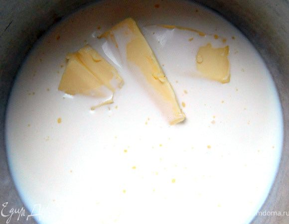 Сливки и масло на среднем огне довести до кипения, огонь выключить. 