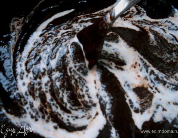 На водяной бане растопить шоколад и вмешать его к сливкам ***впрочем, можно поступить иначе, сразу растопить на водяной бане слишки и шоколад***. Хорошо размешать массу и отправить в холодильник до застывания, на 4-6 часов +-. 