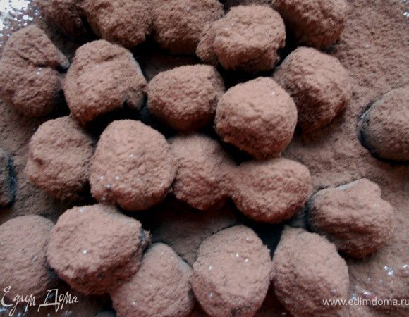 Сформировать конфеты произвольной формы и присыпать какао-порошком. Хранить в холодильнике в закрытом контейнере не более недели. 