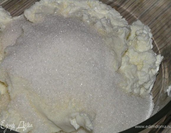 Приготовить клубничный крем. Для этого взбить творожный сыр с сахарной пудрой,