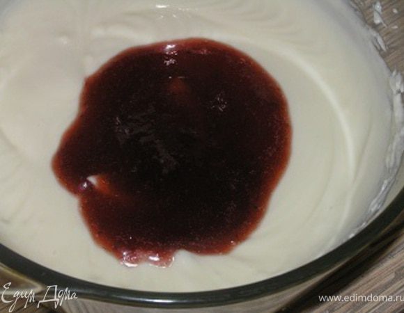 добавить клубничный сироп (или клубнику, протертую с сахаром), немного взбить. Охладить.