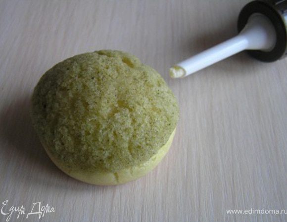 Наполнить половину профитролей грейпфрутовым кремом, а другую половину клубничным. Убрать в холодильник на несколько часов, а лучше на ночь, тогда профитроли смягчатся и пропитаются кремом, а начинка немного застынет. 