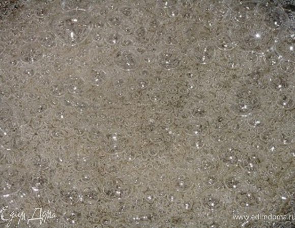 Приготовить карамель. Для этого смешать сахар, воду и лимонный сок, поставить на средний огонь и больше не перемешивать. Постепенно сахар будет таять и смесь начнет приобретать янтарный цвет. Пока карамель жидкая и горячая пора начать собирать торт. 