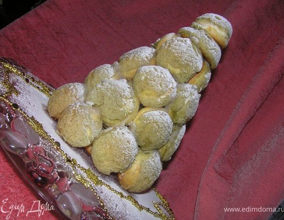 Через несколько минут, когда карамель застынет, аккуратно перевернуть конус на блюдо для торта и снять его.