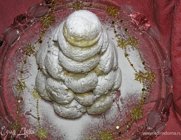 В классическом варианте крокембуш украшают нитями из карамели, но я сделала "снежный" декор. Просто обсыпала сахарной пудрой. Вуаля! С Рождеством ВАС! Угощайтесь :)