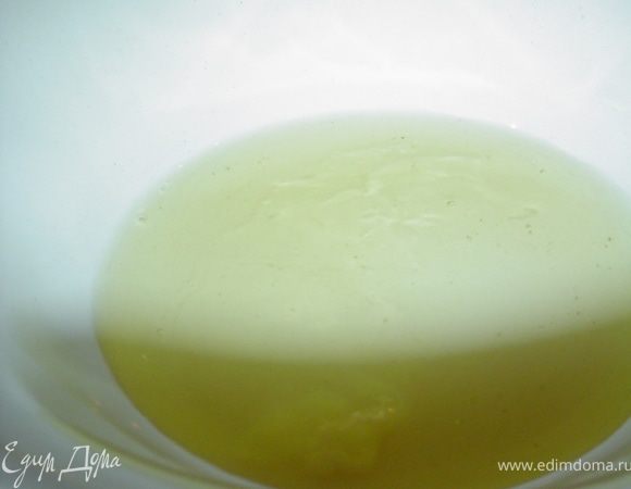 Начинаем процесс с изготовления айсинга. Для изготовления айсинга берем один белок и взбиваем его вилкой до образования легкой пены. Затем постепенно добавляем сахарную пудру, продолжая взбивать. Во время этого процесса добавляем немного лимонного сока. Взбиваем до тех пор, пока не образуется устойчивая масса. Вот айсинг и готов. Нам понадобится айсинг розового цвета, поэтому мы отделяем 1/3 часть айсинга и добавим в него красный гелевый краситель,совсем чуть-чуть, хорошо перемешиваем и получаем розовый цвет. 
 Для изготовления цветка нужно сделать рисунок лепестка или воспользоваться шаблоном. На этот рисунок надо положить кусочек полиэтилена или файл, чтобы рисунок был хорошо виден. Теперь из плотного полиэтилена сворачиваем конусом мешочек с маленьким отверстием у основания или можно воспользоваться готовым корнетиком с насадкой с круглым тонким отверстием.Нам понадобятся два корнетика,так как мы будем пользоваться айсингом двух цветов. Заполняем корнетики айсингом и приступаем к рисованию, т. е. на полиэтилене, который лежит на рисунке, выдавливаем айсинг, четко следуя линиям рисунка. После того, как Вы закончили рисунок,полиэтилен с рисунком выкладываем на выпуклую поверхность, таким образом придавая ему форму лепестка, оставляем айсинг на полиэтилене для высыхания на 12 часов. Так как изделия из айсинга очень хрупкие, то нужно их сделать побольше. Если для цветка нужно 7 лепестков, то нужно их приготовить не менее 10 штук.