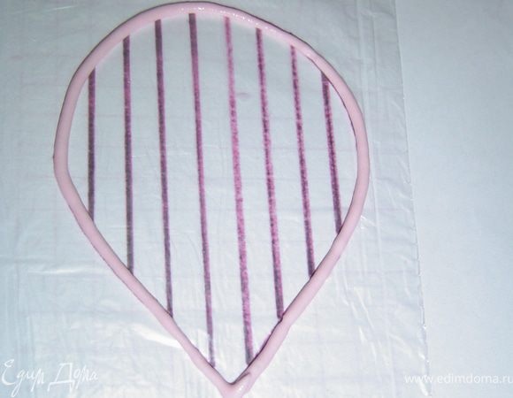 Края лепестка обводим розовым айсингом,