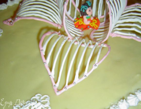 Я не делала сердцевинку, а поставила в центр куколку, но можно изготовить красивую сердцевинку и поместить в центр. Центральные лепестки ставим на более округлую часть так, чтобы они своей выпуклой частью касались лежащих лепестков, это придаст им устойчивость.