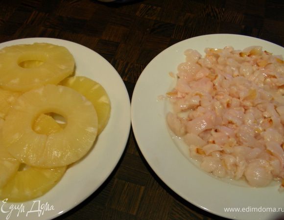 Подготовим фрукты. Сольем сок от ананаса, личи мелко порежем (можно из них в блендере пюре сделать).
