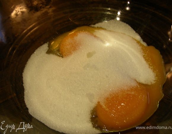 Взбиваем желтки с сахаром.
