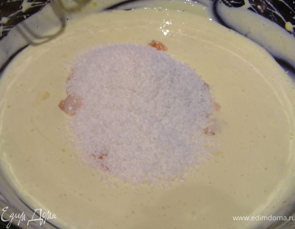 Добавляем 5-6 ст.л. ложек (я добавила меньше, на глаз 3-4) ликера из личи или сироп+Лимончелло, личи и 3 ст.л. кокосовой стружки.