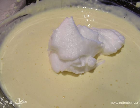 Взбиваем белки до пиков и вводим их в крем.

