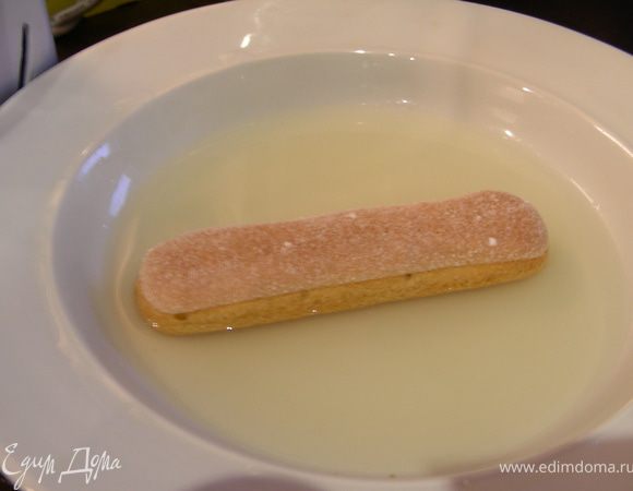 Теперь в тарелку наливаем ликер (или сироп+Лимончелло) и макаем в него Савоярди.
