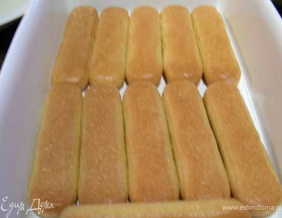 Выкладываем печенья в форму.
