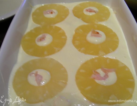 На них выливаем половину крема. Выкладываем ананасы (я еще положила чуть-чуть личи).
