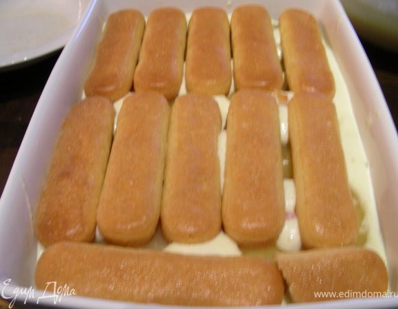 Затем второй слой печенья.
