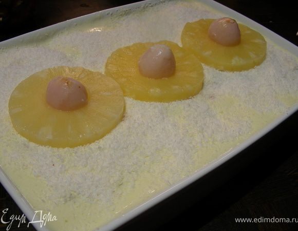 Перед подачей посыпаем кокосовой стружкой, украшаем ананасом и личи. И подаем)) Приятного аппетита)
