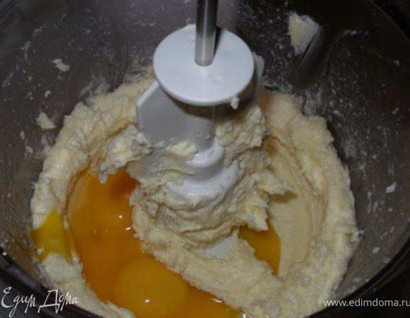 По одному добавить желтки, продолжая помешивать. 