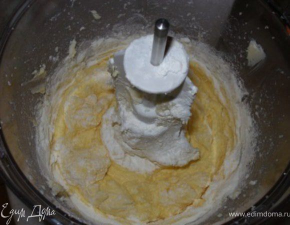 Постепенно вводить муку, предварительно смешанную с крахмалом. Не забываем хорошо перемешивать.  