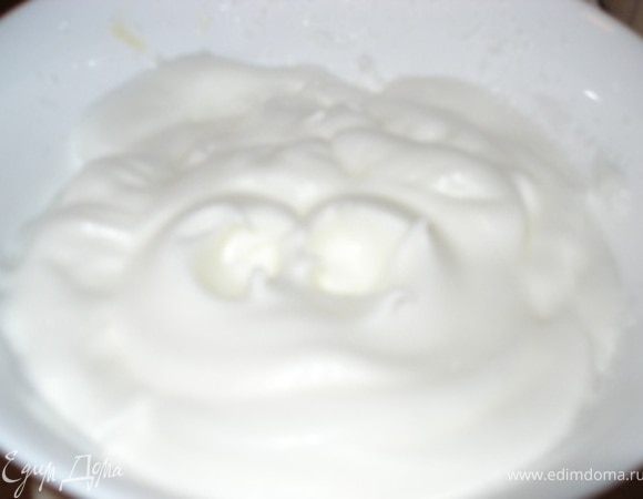 Белки взбить в крутую пену. 