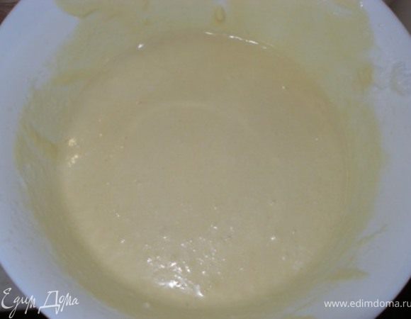 Белки осторожно ввести в тесто, перемешать. Разделить тесто на две части. В одну добавить ваниль...