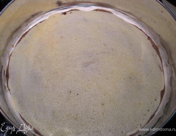 На пропеченный корж выкладываем 2-3 ст.л. другого теста, разравниваем и снова ставим на несколько минут в духовку. И так поочередно, пока оба вида теста не закончатся. 