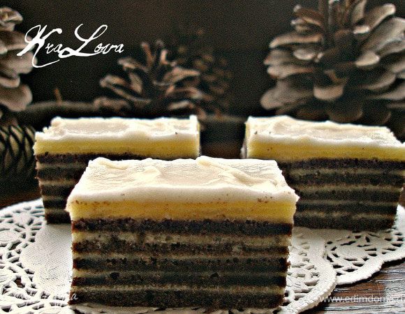 Для шоколадной глазури все ингредиенты   растапливаем до однородного состояния и намазываем торт (который, как у меня, вполне может превратиться в пирожные). Я делала с шоколадной, и с сахарной глазурью (на фото). Очень вкусно и так, и так. 