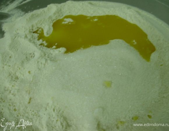 Замешиваем тесто. На стол горкой просеиваем  муку, сухой крем добавляем сахар и подтопленное масло