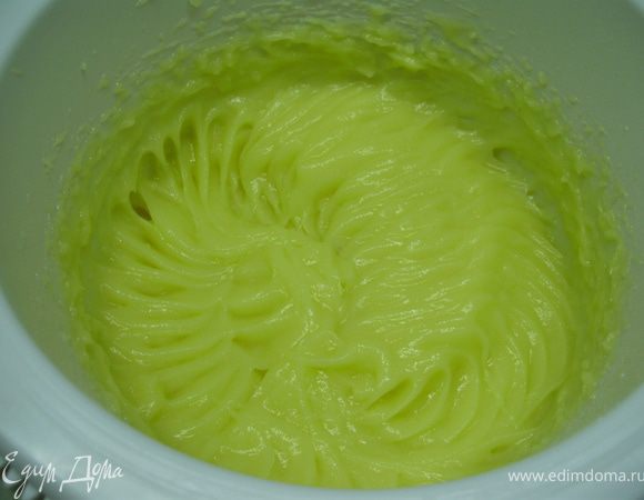 Добавляя постепенно воду взбиваем 3-4 мин до загустения. Оставляем на 30 мин. Настоятся.