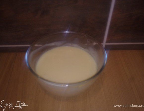 Сгущенку перемешать с маслом. Масло должно быть мягким, но не растопленным.