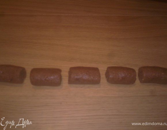 Из получившейся массы сформировать пирожные в виде картошки.