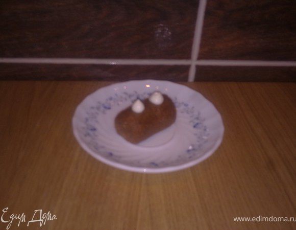 Готовую картошку украшаем ростками из сливочного крема и ставим в холодильник на ночь.