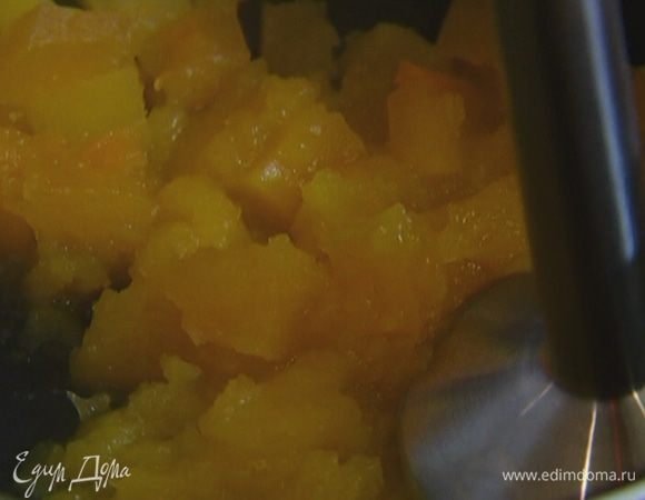 Тыкву почистить, мелко нарезать, залить горячей водой так, чтобы она была полностью покрыта, и варить до готовности. Затем воду слить и блендером измельчить тыкву в пюре.