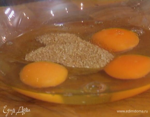 Яйца с сахаром взбивать миксером, постепенно вливая молоко, пока сахар полностью не растворится.