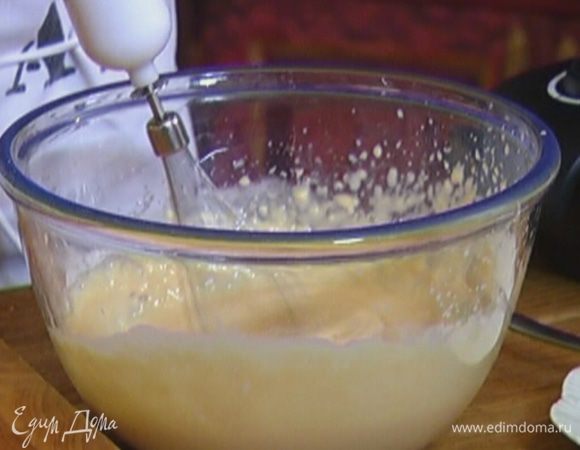 Всыпать муку с разрыхлителем и продолжать взбивать до получения однородного теста.