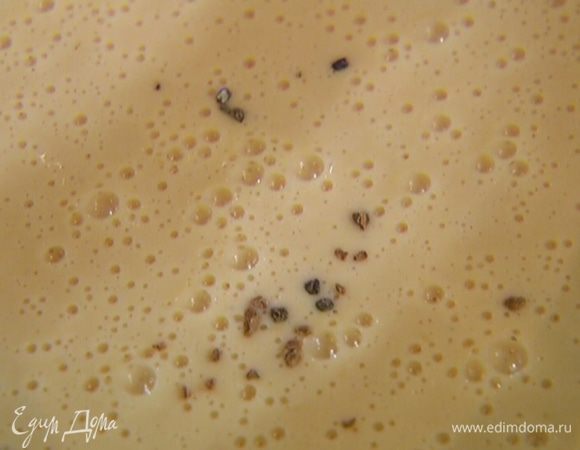 Кардамон раздавить плоской стороной ножа, вынуть зерна и добавить в тесто.