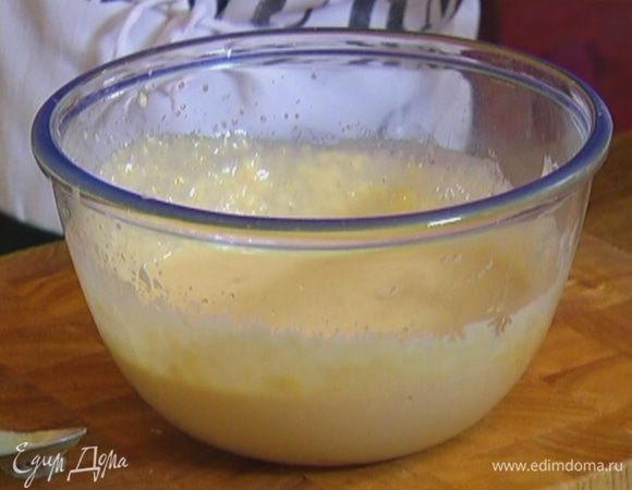 Сливочное масло растопить и влить в тесто, добавить тыквенное пюре и все вымешать.