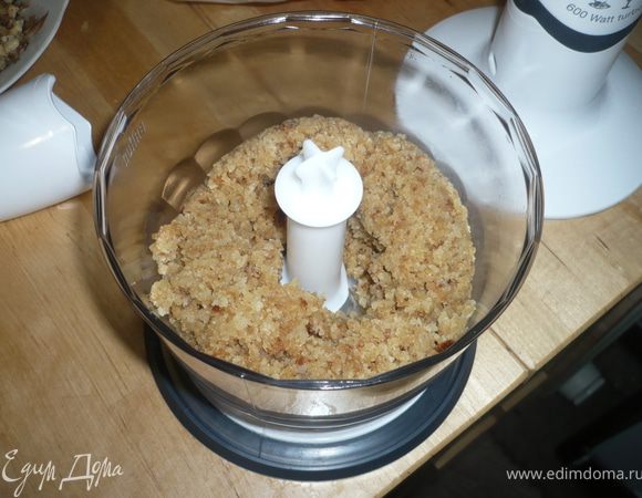 Испечь белый бисквит по рецепту Оксанки http://www.edimdoma.ru/recipes/20941, остудить и измельчить в крошку. Бисквит можно приготовить в мультиварке на режиме выпечка 60 мин и еще 20 мин, готовность проверить, проткнув бисквит зубочисткой - она должна быть сухая.